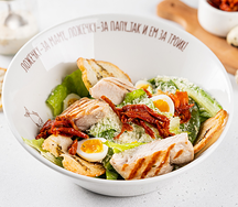 Цезарь с индейкой, листьями салата романо, томатами, яйцом, гренками и домашней заправкой