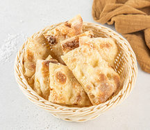 Фокачча с пармезаном и чесноком