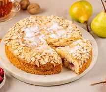 Кусочек шарлотки груша-малина