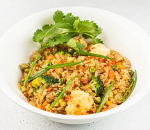 Рис в азиатском стиле с брокколи, цветной капустой, сладким перцем и зеленым горошком