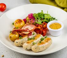 Колбаски мюнхенские с печеным картофелем, маринованным луком, обжаренным беконом и сладкой горчицей