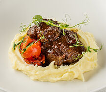 Томленые в портвейне говяжьи щечки с мятым картофелем и запечёнными томатами