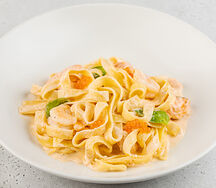 Феттучини в кремовом соусе с лососем, креветками и красной икрой