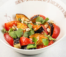 Салат с хрустящими баклажанами, томатами, кинзой, орехами кешью и сладким чили