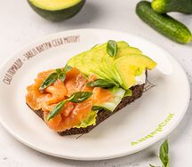 Брускетта с авокадо, лососем и творожным сыром