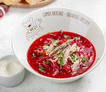 Домашний борщ с томленой говядиной со сметаной