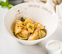 Жареные вареники с картофелем, хрустящим луком и сметаной