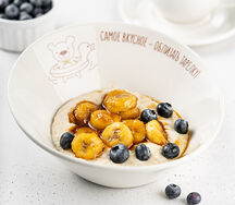 Овсяная каша на кокосовом молоке с бананом, голубикой и медом