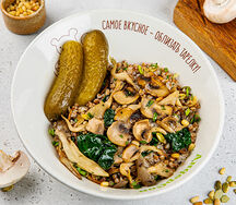 Гречневая каша со шпинатом, белыми грибами, тыквенными семечкам и маринованными огурчиками