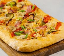 Пицца с мюнхенскими колбасками, беконом и солёными огурцами