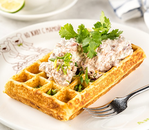 Пышная картофельная вафля с тунцом и сливочным соусом