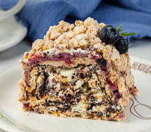 Кусочек рулета с черносливом и черной смородиной