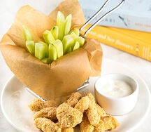 Запеченные наггетсы из индейки в овсяных хлопьях с огуречными палочками и сметаной