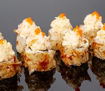Ролл с камчатским крабом и тигровой креветкой в трюфельном соусе