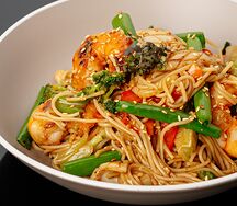 Яичная лапша с морепродуктами в кокосовом соусе