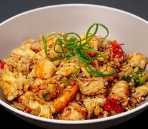 Рис, обжаренный с морепродуктами в кокосово-устричном соусе