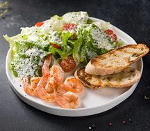 Салат Цезарь с креветками