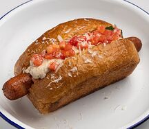 Хот-дог с выдержанным сыром и трюфельным маслом 