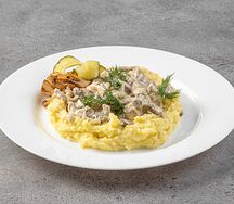 Бефстроганов из филе цыпленка с картофельным пюре