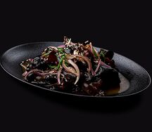 Салат с черными грибами и луком