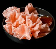 Креветочные чипсы с соусом