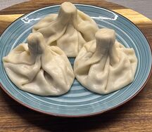 Вареные хинкали с курицей