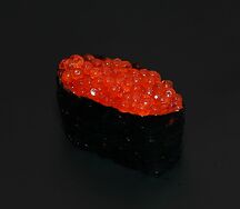 Гункан с лососевой икрой