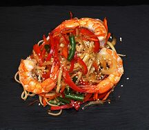 Удон с креветками и овощами