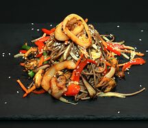 Лапша гречневая с морским коктейлем