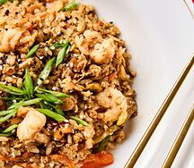 Жареный рис с креветками