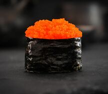 Гункан с икрой тобико