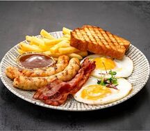 Глазунья из 2х яиц с колбасками, картофелем фри, беконом криспи и соусом барбекю из абрикосов