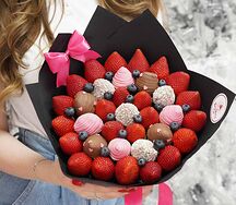 Букет из клубники Три в одном размера M