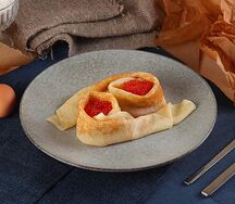 Блин с красной икрой и сыром креметте