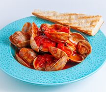 Моллюски Вонголе в соусе Арабьята