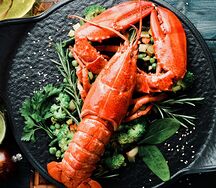 Лобстер свежесваренный