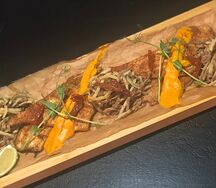 Филе камбалы с пикантным соусом и лапшой из кабачков