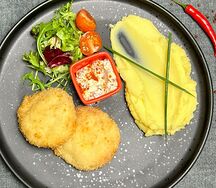 Щучьи котлеты с картофельным пюре и соусом Биск