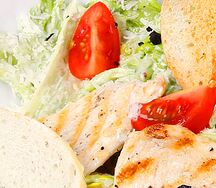 Салат Цезарь с курицей