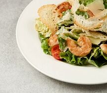 Салат Цезарь с креветками