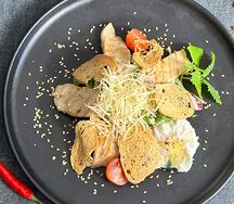 Цыпленок гриль с миксом салатов, яйцом всмятку, крутонами и сыром пармезан