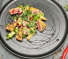 Лёгкий салат с тунцом, зеленью и овощами