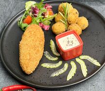 Котлета по-киевски с картофельными крокетами