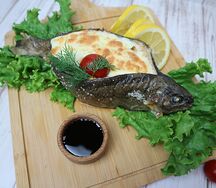 Форель запеченная с сыром, помидором и перцем