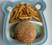 Чизбургер с куриной котлетой и картофелем фри