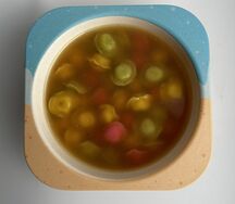 Цветные пельмешки из индейки с бульоном