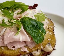 Картофельный драники с ветчиной и грибами