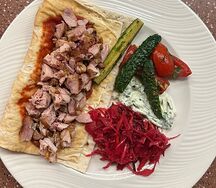Открытая шаурма на тарелке