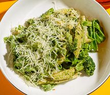 Паста с куриным филе и брокколи