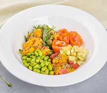 Салат с лососем и бобами эдамамэ